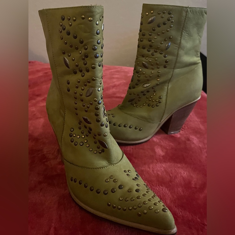 Vero Cuoio leather ankle boots. Condition: Excellent. Colour: Green Size: 36
